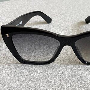 Tom Ford WYATT 871 01B Black / Gray Gradient Sunglasses TF871 01B 56mm